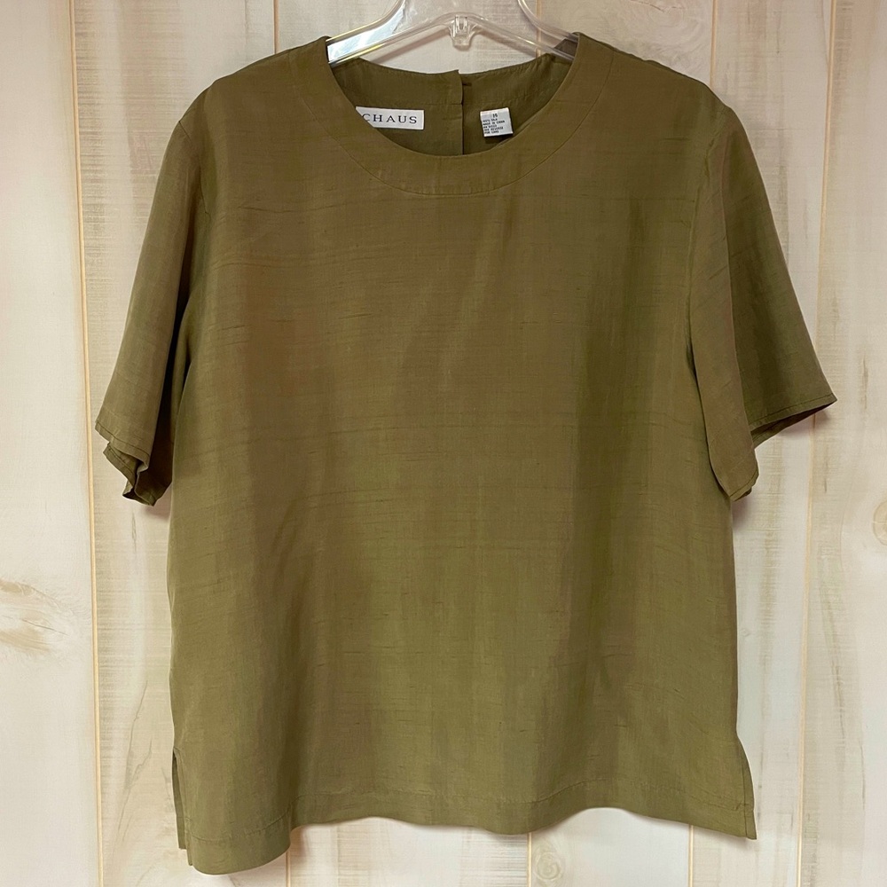 Chaus 100% Silk Olive Green Button Back Split Hem Short Sleeve Top Sz 14 - Picture 1 of 6
